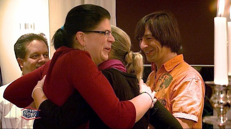 Überglücklich fällt Nicol Eva Brenner um den Hals. Familienvater Stefan (li.) und John Kosmalla freuen sich mit. – Bild: RTL II