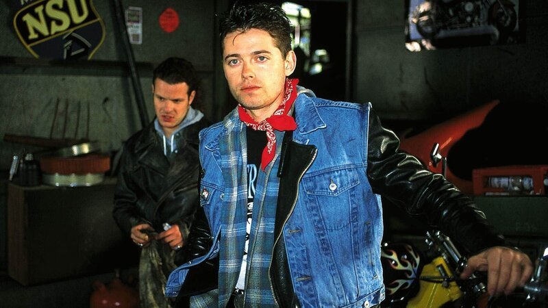 Alex (Andreas Arnstedt) und die anderen Motorradfahrer, die zu einem Club gehören, geben sich gegenseitig ein Alibi. Sie stehen im Verdacht, sogenannte Krähenfüße auf die Fahrbahn geworfen zu haben. – Bild: TVNOW