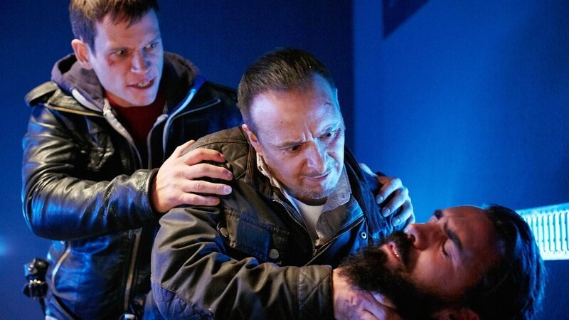 Alex (Vinzenz Kiefer, l.) muss Semir (Erdogan Atalay, M.) zurückhalten, als dieser bei der Vernehmung von Fero (Blerim Destani) die Kontrolle verliert … – Bild: TVNOW / Guido Engels Alex (Vinzenz Kiefer, l.) muss Semir (Erdogan Atalay, M.) zurückhalten, als dieser bei der Vernehmung von Fero (Blerim Destani) die Kontrolle verliert … – Bild: TVNOW / Guido Engels