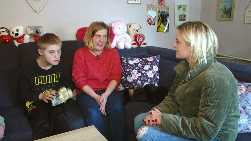 Karola Becker (re.) im Gespräch mit Nicole. Deren Sohn Justin (14) hat das Down Syndrom und Autismus – Bild: RTLZWEI