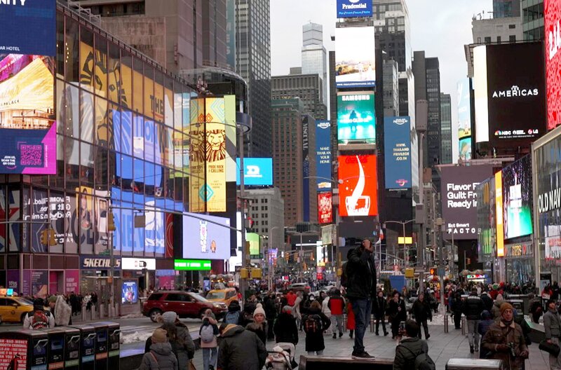 1925 verbrachte Wladimir Majakowski mehrere Monate in den USA und hielt in „Meine Entdeckung Amerikas“ seine Eindrücke fest. Er schrieb – wenngleich fasziniert von New York City – über soziale Ungerechtigkeit, Rassismus und Entmenschlichung. – Bild: Elephant Doc