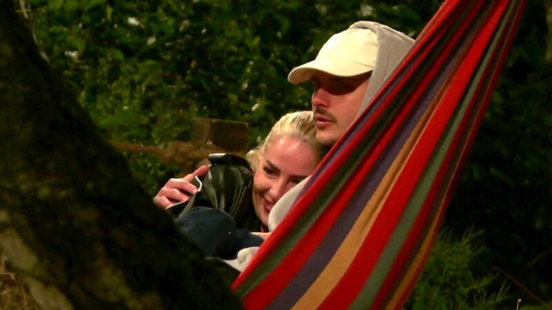 Das erste Ausmisten auf dem Promihof steht an! Während sich die erste Allianz um Paco und Emma über ihren aufgegangenen Plan freut, hadert Fritz an seinem Mitziehen. Und: Zeit für zwei Neueinzüge: Aurelia und Maki mischen den Promihof auf! – Bild: RTLZWEI