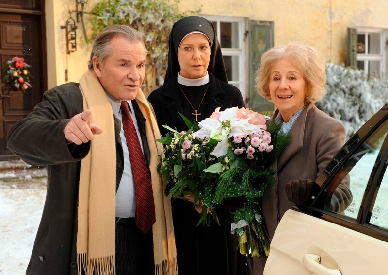 Ist sie vielleicht der „Engel vom Kaltenthal“: Sonja Berger (Bibiana Zeller, re), die vermögende Witwe? Das fragen sich Schwester Hanna Jakobi (Janina Hartwig) und Bürgermeister Wolfgang Wöller (Fritz Wepper). – Bild: ARD Degeto/​MDR/​Barbara Bauriedl