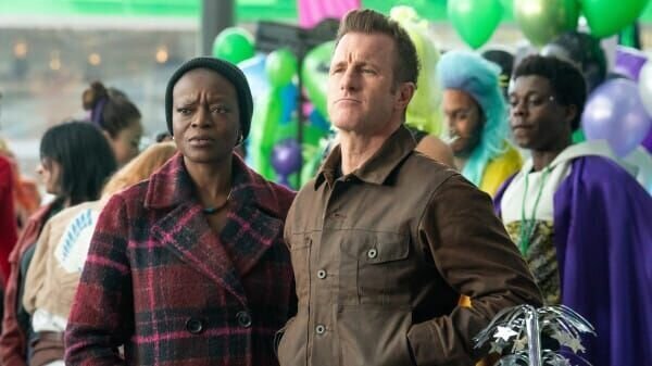 Kemi Adebayo (Adeola Role), Jason Grant (Scott Caan) – Bild: Sony Pictures Television Inc. and Fox Media LLC.