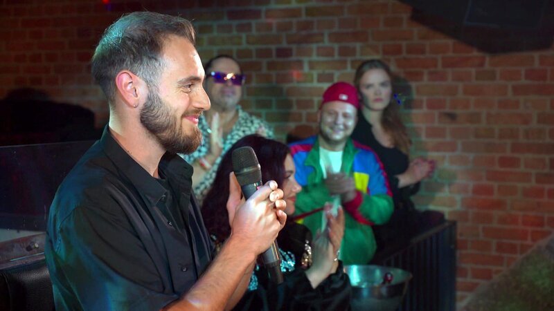 Aufgeregt bereitet Malte den Start des 72h-Partymarathons im Matrix vor, von dem seine Zukunft als Chefbooker abhängt. Um vorher noch Schlaf zu tanken, holt er sich Raffis Hilfe. Doch die nutzt die Gelegenheit, ihn bei Piet anzuschwärzen. – Bild: RTLZWEI