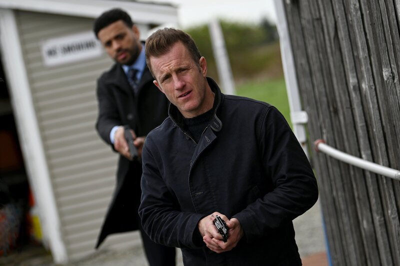 L-R: Mike Sherman (Ryan Broussard), Jason Grant (Scott Caan). – Bild: Serguei Backlakov /​ Fox /​ Sony Pictures Television /​ Fox Media LLC