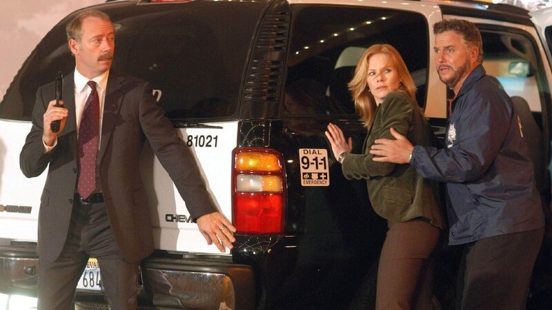 Sheriff Atwater (Xander Berkeley, l.), Grissom (William Petersen) und Catherine (Marg Helgenberger) überleben nur knapp die zweite Autobombe … – Bild: TVNOW /​ CBS
