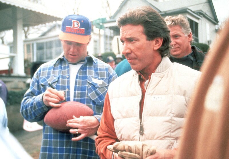 Tim (Tim Allen) und sein Team – bestehend aus prominenten Sportlern (li. im Bild: Footballspieler John Elway) tritt beim ‚Schnellhausbau‘ gegen ein Team an, das nur aus Frauen besteht. – Bild: RTL