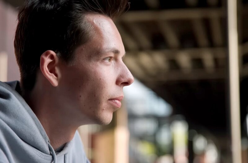 Psychologe und Host Riccardo Frink. – Bild: SWR