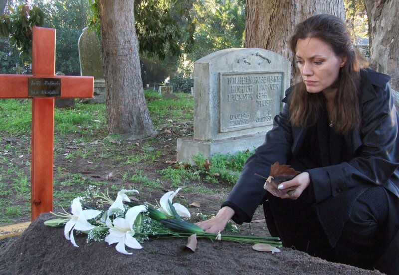 Schweren Herzens nimmt Hanna (Maja Maranow) Abschied von ihrer viel zu jung gestorbenen Tochter. – Bild: ARD Degeto/​Boris Guderjahn