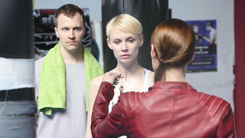 Jenny (Katrin Heß, r.) überbringt Sandra (Masha Tokareva) und Mike Nowak (Tim Kalkhof) die Nachricht vom Tod des Vaters und der Pleite des Gyms. – Bild: RTL /​ Frank Hempel