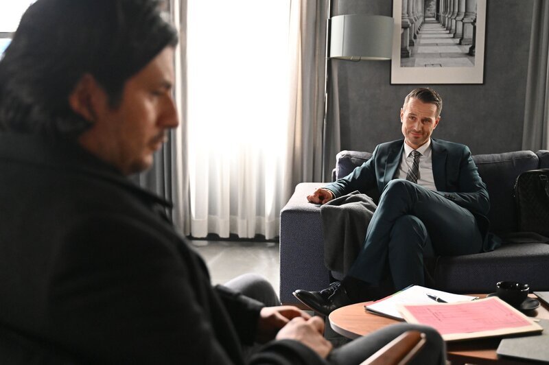 Maximilian (Francisco Medina, l.) versichert Kilian (Marc Dumitru), dass er hinter der Intrige gegen Ben steht. – Bild: RTL /​ Julia Feldhagen /​ Mit einem Bein im Knast