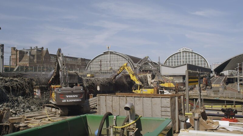 Three cranes at the construction site demolish the old concrete railway bridge in Amsterdam, Netherlands. (National Geographic) – Bild: National Geographic