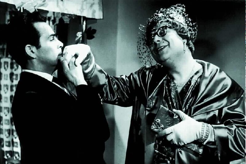 Damenimitator Egon Kummer (Heinz Erhardt, re.) hat sich als Frau verkleidet und spielt Rechsanwalt Kurt Wehling (Adrian Hover) etwas vor. – Bild: SWR Damenimitator Egon Kummer (Heinz Erhardt, re.) hat sich als Frau verkleidet und spielt Rechsanwalt Kurt Wehling (Adrian Hover) etwas vor. – Bild: SWR