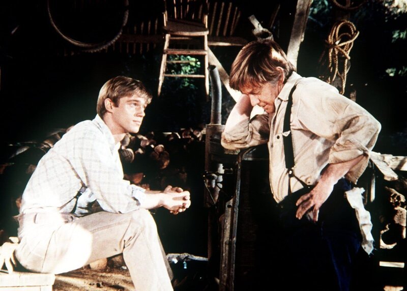 Gemeinsam mit John-Boy (Richard Thomas, l.) überlegt John Walton (Ralph Waite, r.), wie er seine Frau Olivia von ihrem Streik abbringen könnte. – Bild: Sat.1 Gold