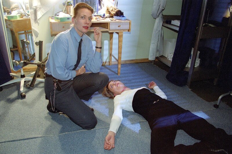 Sichtlich geschockt findet Eva (Karen Böhne, li.) die tote Mona (Anja Beatrice Dukas), die anscheinend während des Stromausfalls in ihrer Garderobe erwürgt wurde … – Bild: RTL