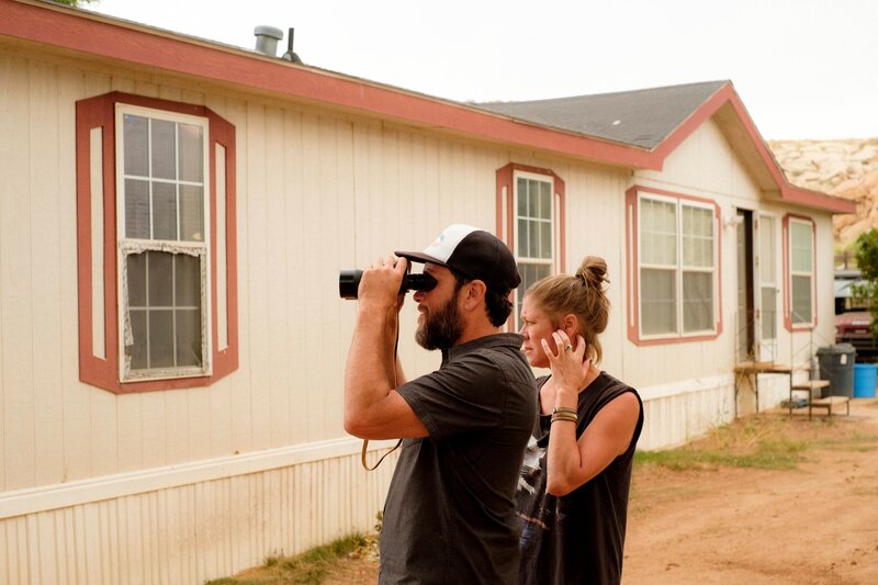 Ein Mann und eine Frau beobachten ihre Umgebung. – Bild: boxftp /​ HISTORY /​ A+E Networks