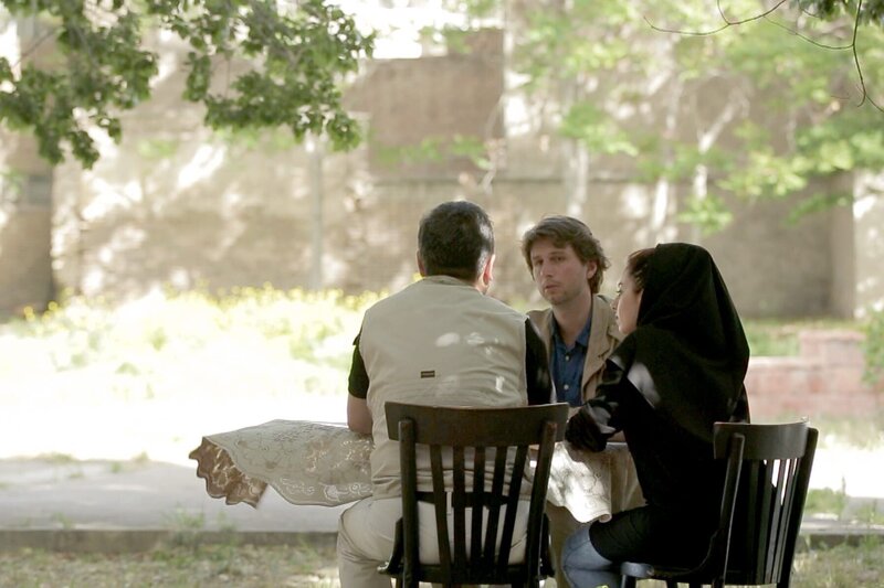 Bei seiner Erkundungstour im armenischen Viertel geht Alfred de Montesquiou gemeinsam mit einem Archäologen und einer Lehrerin der Frage nach, was von der Volksgruppe der Armenier noch übrig geblieben ist. – Bild: Electron Libre Productions /​ ARTE France