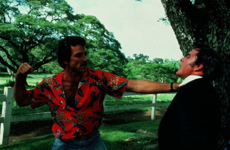 Magnum (Tom Selleck) mit einer typischen Handbewegung. – Bild: ZDF und NBC Universal