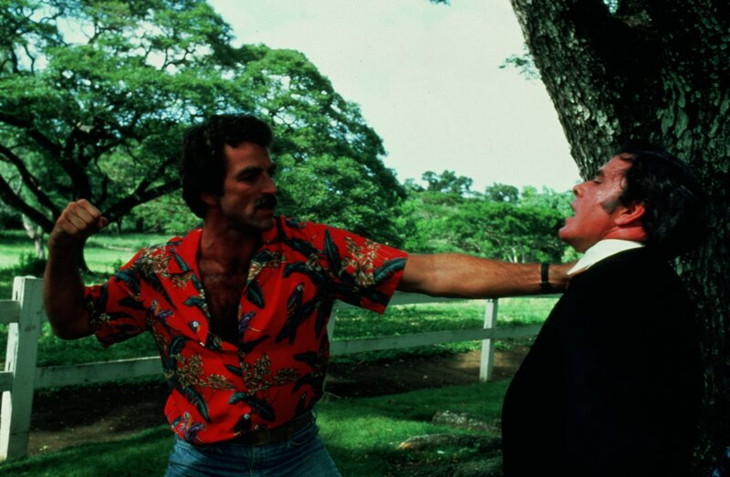 Magnum (Tom Selleck) mit einer typischen Handbewegung. – Bild: ZDF und NBC Universal