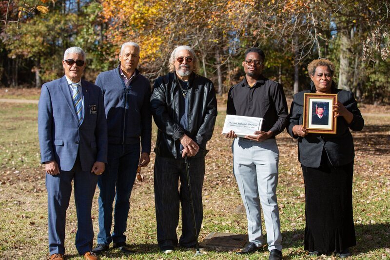 Die Angehörigen von David Brown treffen sich zum ersten Mal, um sein Grab zu besuchen. (v. l. n. r.: Michael Gaines, Brett Gaines, Robert Gaines, Braylon Brown, Marilyn Brown). – Bild: National Geographic/​Tom Beard