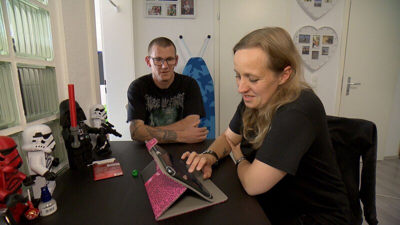 Farina und Mike sorgen sich um ihr Schimmelproblem. – Bild: RTLZWEI