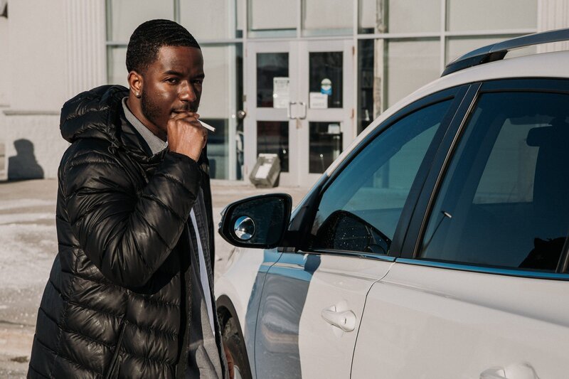 Mann raucht eine Zigarette. – Bild: RTL /​ Arrow International Media /​ Saloon Media