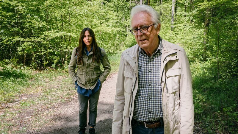 Frühling – Wenn die Zeit stehen bleibt Eine letzte Beichte: Simone Thomalla als Katja Baumann, Gerd Anthoff als Hans Lorenz – Bild: SRF/​ZDF/​Hendrik Heiden