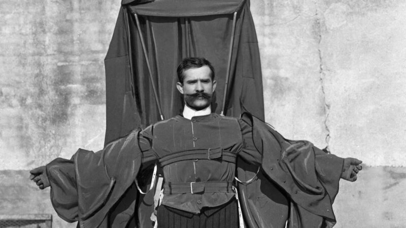 Franz Reichelt mit dem von ihm entworfenen Fallschirmanzug. – Bild: A+E NETWORKS