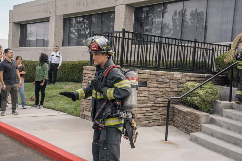 Ryan Guzman (Eddie Diaz). – Bild: 20th Television