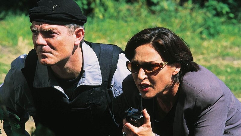 Anna Engelhardt (Charlotte Schwab) plant mit dem Einsatzleiter des SEK (Klaus Lochthove) die Stürmung des Sektenquartiers. – Bild: TVNOW