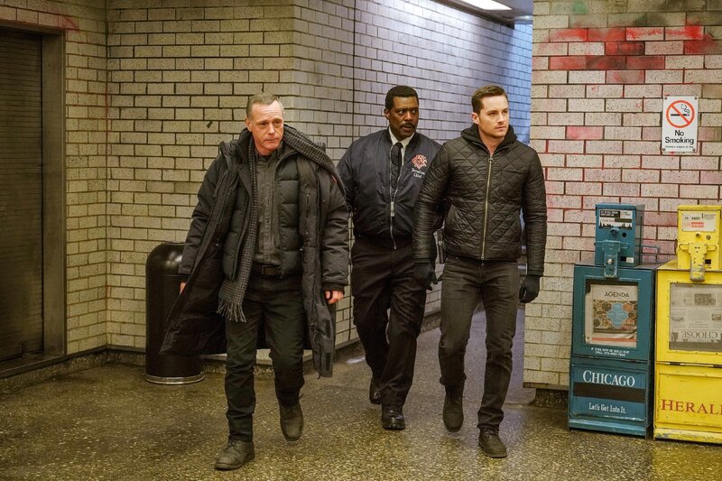 V.l.: Hank Voight (Jason Beghe), Wallace Boden (Eamonn Walker), Jay Halstead (Jesse Lee Soffer) – Bild: MG RTL D /​ NBC Universal