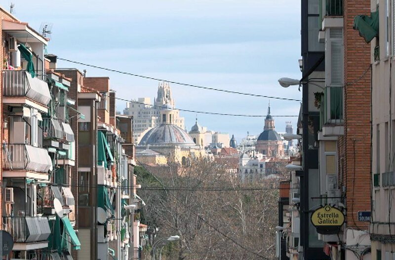 Viele Spanierinnen und Spanier haben eine besondere Bindung zum typischen Flaschengrün der Rollos, die in Madrids Arbeitervierteln überall zu sehen sind. – Bild: Elephant Doc