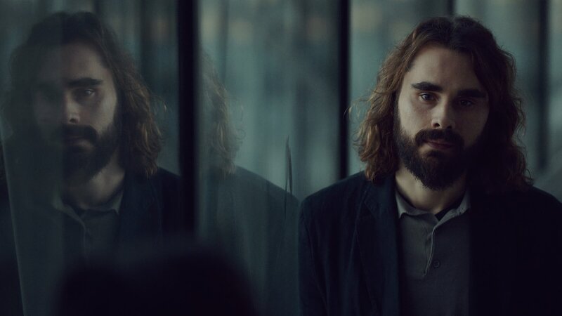 Ben Schotz (Boris Van Severen) weiß nun, wie die Puzzleteile sich zu einem sinnvollen Bild zusammensetzen. – Bild: ZDF und Gerd Schelfhout