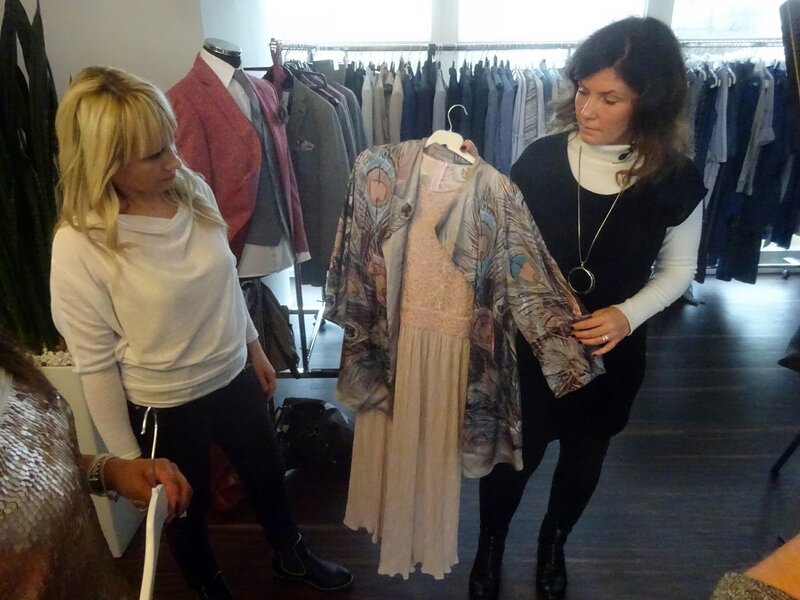 Kandidatin Tanja (l.) und Verkäuferin. – Bild: TVNOW /​ Constantin Ent.