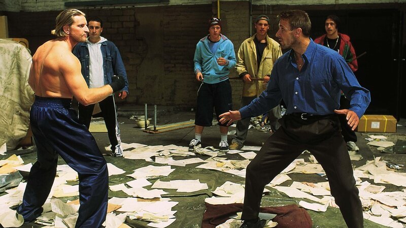 Unger (Frank Kessler, l.) kämpft gegen Andre (Mark Keller, r.). Jörg (Marcel Ickler, hinten M.) und die Streetkids verfolgen den Kampf gespannt. – Bild: RTL