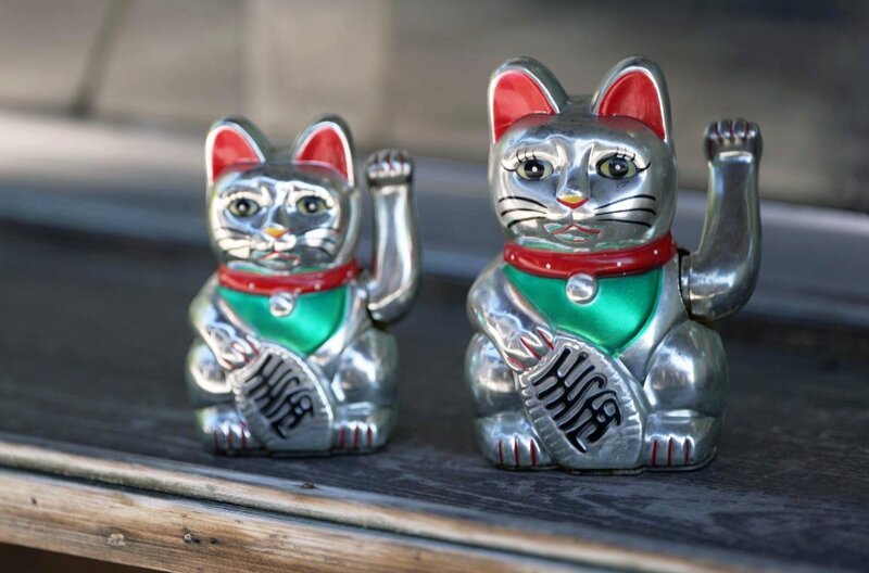Maneki-neko, „die einladende Katze“, grüßt ihre Besucher mit erhobener Pfote. Die „Winkekatze“ galt schon zur Edo-Zeit als Glücksbringer. – Bild: Elephant Doc