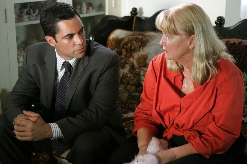 Kann Zelda (Diane Ladd, r.) Det. Scott Valens (Danny Pino, l.) den aktuellen Fall betreffend weiterhelfen? – Bild: Sat.1 Gold