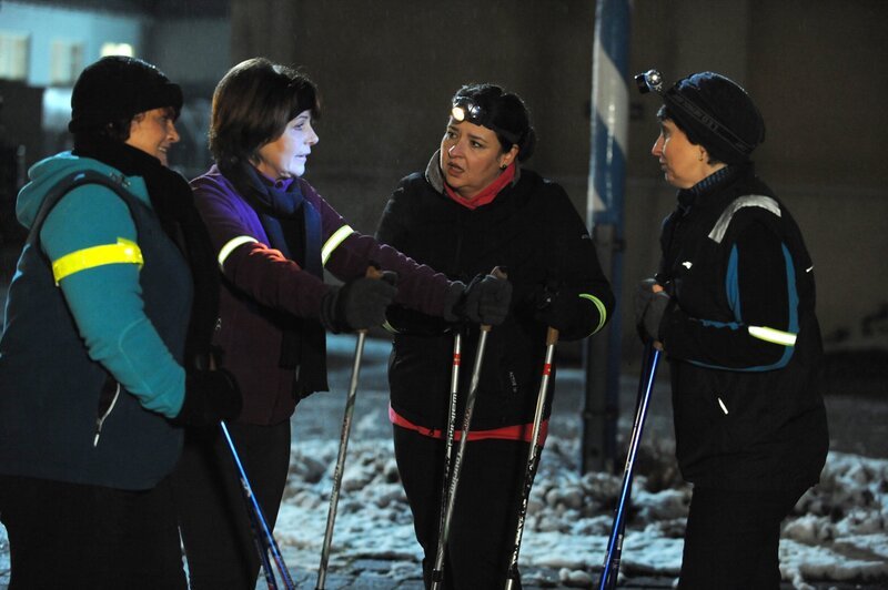 Rosi, Moni und die Landfrauen haben den Pfunden den Kampf angesagt. Von links: Rosi Brunner (Brigitte Walbrun) und Monika Vogl (Christine Reimer). – Bild: BR/​Marco Orlando Pichler