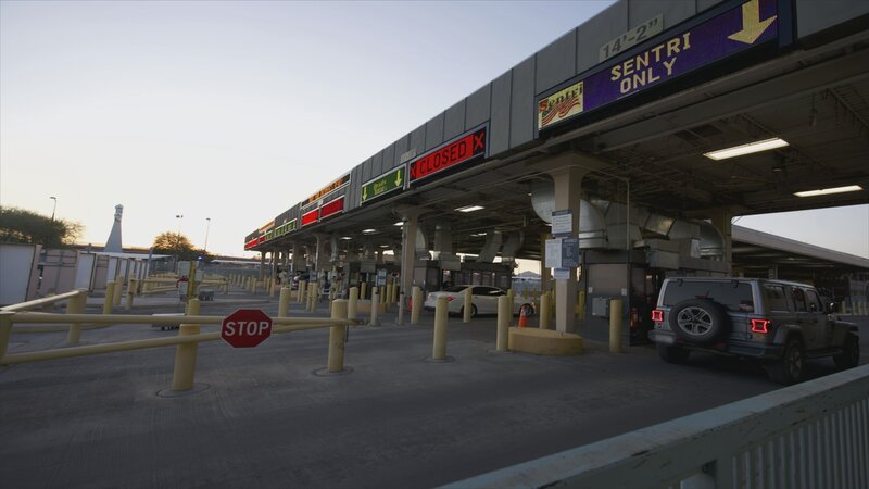 Mehrere Fahrzeuge von Reisenden warten in der Schlange, um die Kabinen an der Paso Del Norte Bridge in El Paso, Texas, zu passieren. (National Geographic) – Bild: Lucky8 TV /​ National Geographic