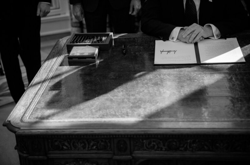 Die Dokumentation von Michael Kirk beleuchtet zentrale Momente beider Amtszeiten Donald Trumps. – Bild: ORF/​Arte/​Getty Images/​Andrew Harnik