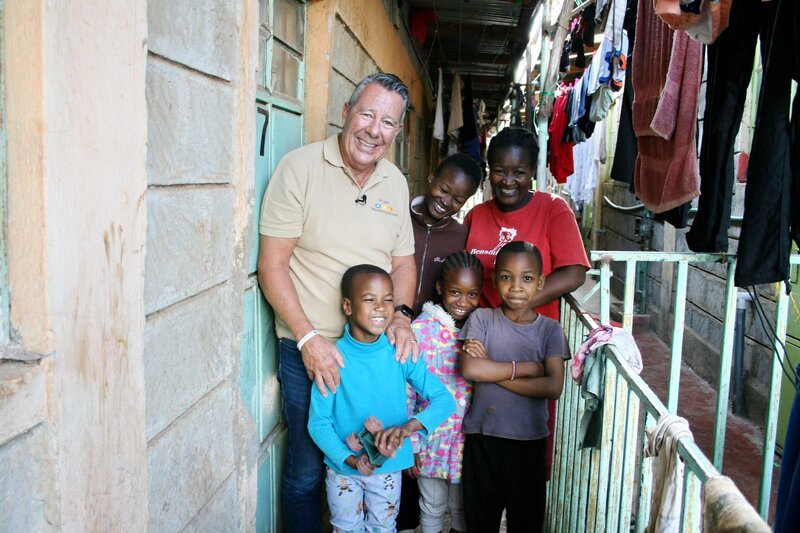 Jurist Ulrich Wetzel engagiert sich als Projektpate von RTL Wir helfen Kindern für den Bau einer augenmedizinischen Klinik in Kenia. Dort trifft er auf Paul und George, die beide unter beidseitigem Katarakt (Grauer Star) leiden und fast blind sind. Eine einfache Operation könnte ihnen ihr Augenlicht wiedergeben. Doch eine bezahlbare Augenklinik für Kinder gibt es nicht. – Bild: RTL / Anja Nürnberg Jurist Ulrich Wetzel engagiert sich als Projektpate von RTL Wir helfen Kindern für den Bau einer augenmedizinischen Klinik in Kenia. Dort trifft er auf Paul und George, die beide unter beidseitigem Katarakt (Grauer Star) leiden und fast blind sind. Eine einfache Operation könnte ihnen ihr Augenlicht wiedergeben. Doch eine bezahlbare Augenklinik für Kinder gibt es nicht. – Bild: RTL / Anja Nürnberg