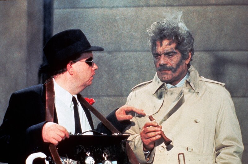 Der britische Geheimagent Cedric (Omar Sharif, re.) holt sich neue Informationen. – Bild: Nitro