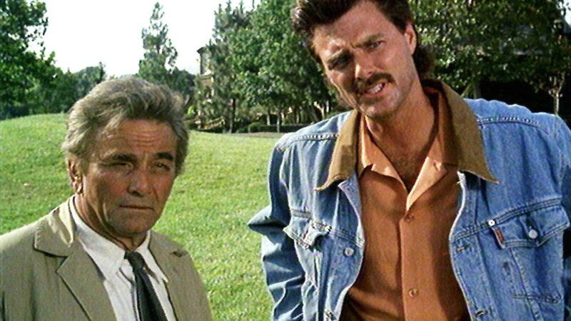 Lt. Columbo (Peter Falk, li.) und Harold McCain (Greg Evigan) treffen sich im Garten von Big Fred McCain, der von einem Unbekannten beim Joggen überfahren worden ist. – Bild: RTL