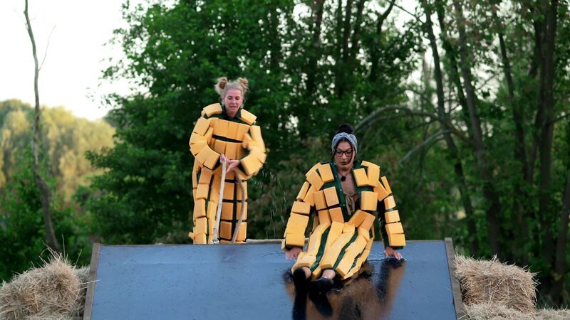 Nach der Ankündigung zur Challenge und der Benennung der Teams entsteht eine Diskussion zwischen Sandra und Alicia, die sich weigert bei der Challenge „Gülle to go“ mitzumachen. – Bild: RTLZWEI