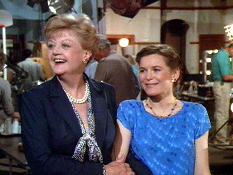 Jessica (Angela Lansbury) besucht ihre Nichte Nita (Alice Krige), die kurz darauf des Mordes beschuldigt wird. – Bild: Sat.1 Gold