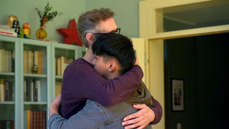 Janni kündigt Oliver die Freundschaft, was ihn tief trifft. Erst durch die klare Botschaft seiner verstorbenen Frau auf DVD fasst er neuen Mut: Er entschuldigt sich bei Elias und will Janni endlich seine Liebe gestehen. – Bild: RTLZWEI