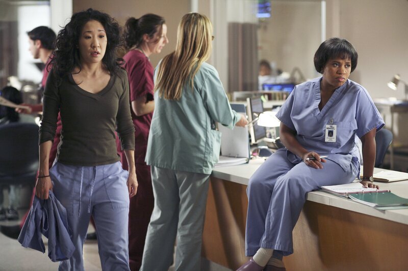 Ahnt Cristina (Sandra Oh, l.) was sie erwartet? – Bild: American Broadcasting Companies, Inc. /​ Karen Neal
