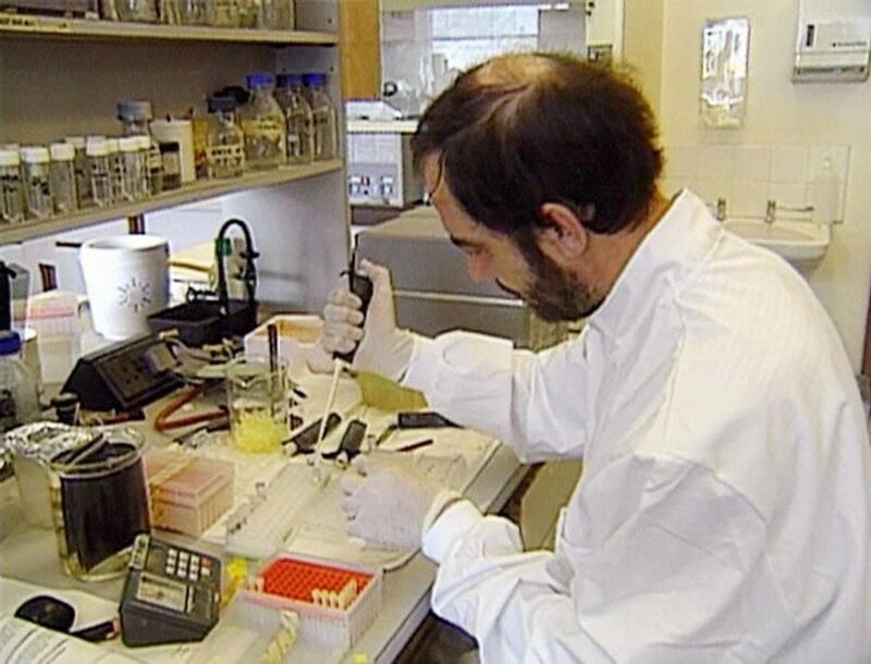 1986 überführt der Molekularbiologe Dr. Alec Jeffreys den Mörder eines 15-jährigen Mädchens erstmals anhand der DNA. – Bild: RTL NITRO