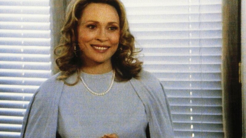 Die schöne wie vermögende Lauren Staton (Faye Dunaway) hat einen nahezu perfekten Plan geschmiedet, um ihren Geliebten aus dem Weg zu räumen … – Bild: RTL Deutschland